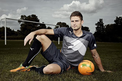 内维斯国家队和俱乐部近17场攻入11球，生涯此前146场仅进9球