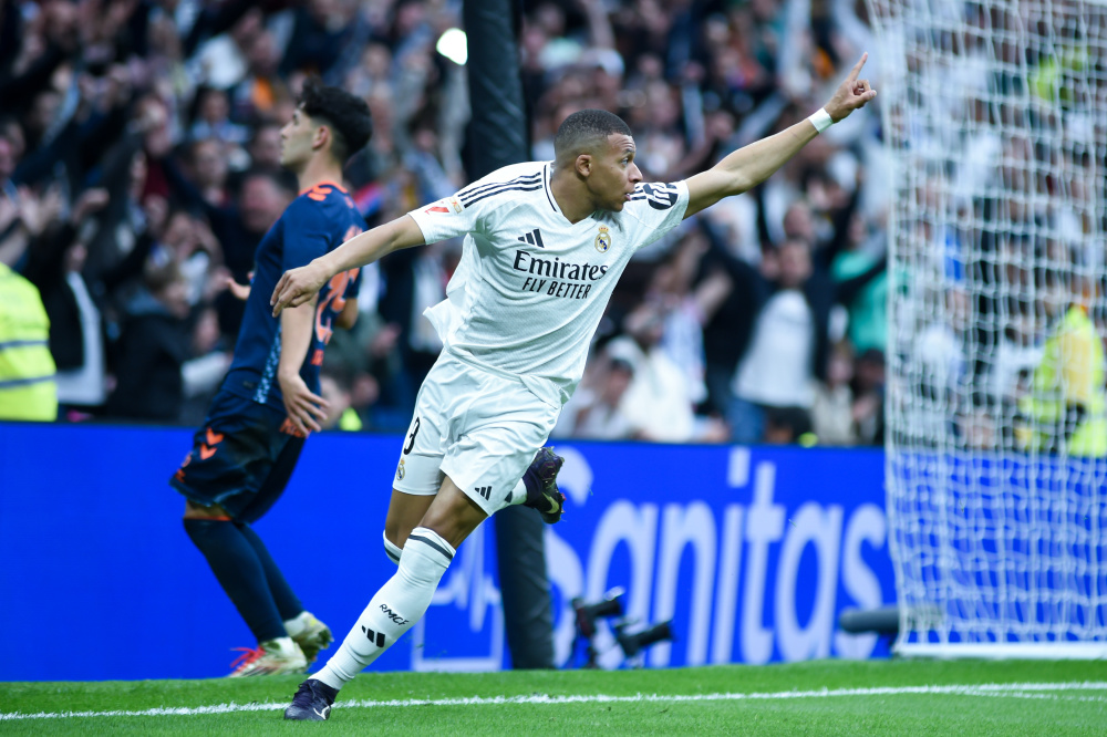 保罗生涯总助攻和抢断皆排名历史第二，仅次于斯托克顿