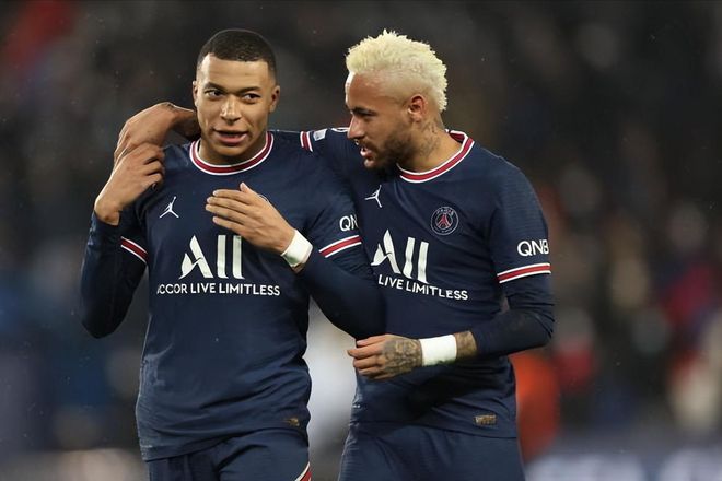 看台视角欣赏孙兴慜的任意球直接破门，球迷已经预感...