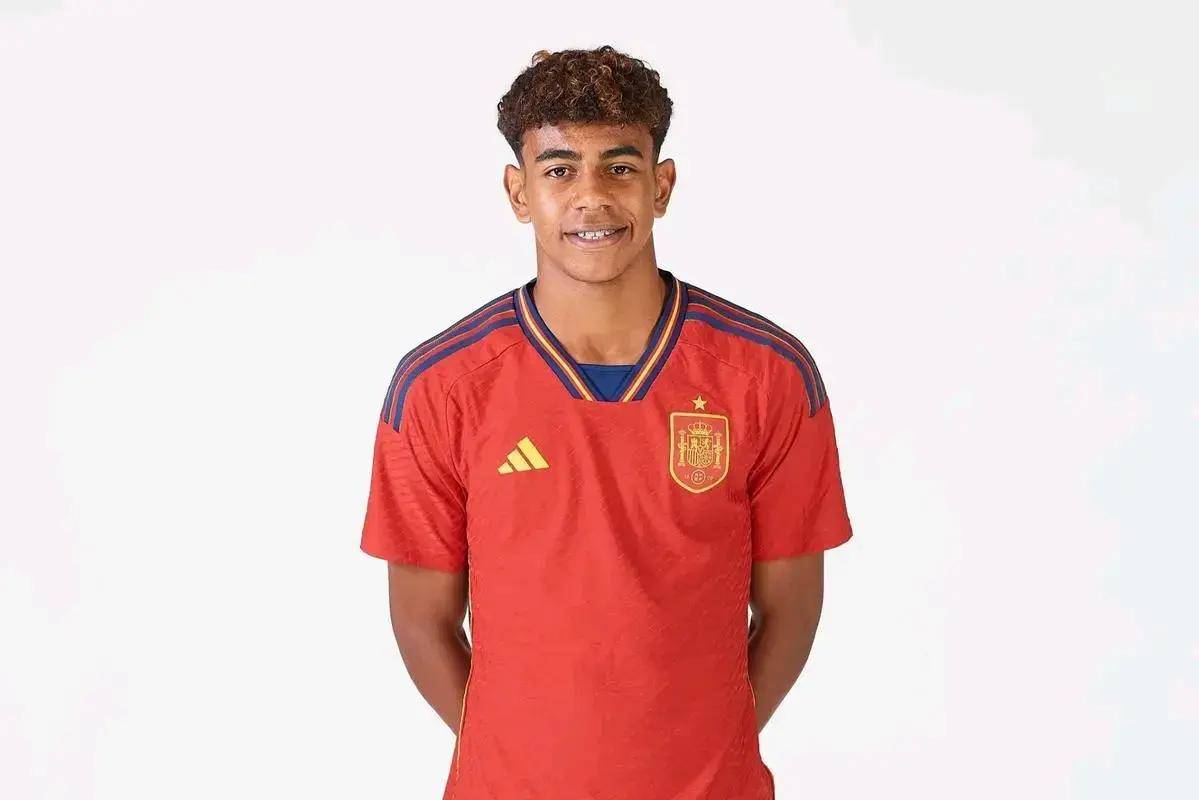 告别队长，热刺球员赛后在球场上将孙兴慜高高抛起